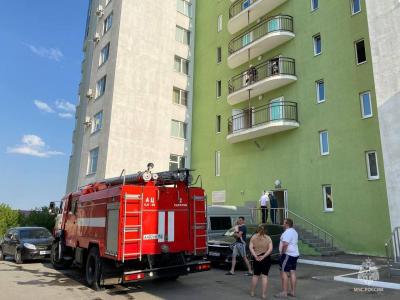 В Саратове из горящей высотки спасли двух человек в лифте