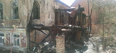 На Мичурина в Саратове сгорели нежилой дом и пристройка