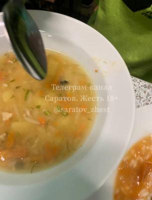 В телеграм-канале пожаловались на ос, плавающих в супе в саратовском детском лагере