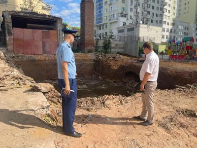Прокуратура проверит подрядчика и администрацию после падения мужчины в котлован в Саратове