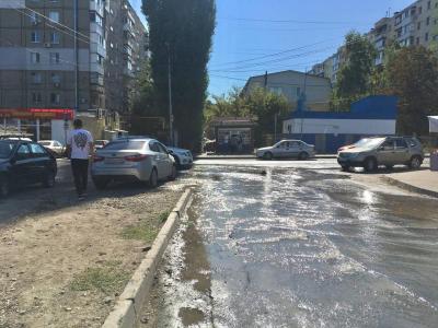 На 1-й Дачной людей переносили на руках через бурную коммунальную реку На 1-й Дачной людей переносили на руках через бурную коммунальную реку