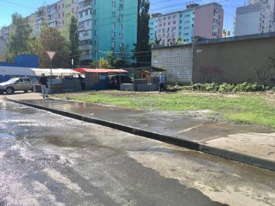 На 1-й Дачной людей переносили на руках через бурную коммунальную реку На 1-й Дачной людей переносили на руках через бурную коммунальную реку