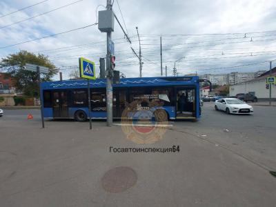 В центре Саратова пенсионерка попала под троллейбус