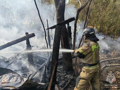 В центре Саратова в Глебучевом овраге горели дом и сараи