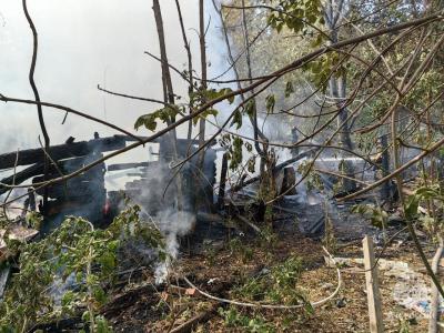 В центре Саратова в Глебучевом овраге горели дом и сараи
