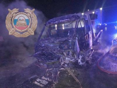 Под Вольском столкнулись два грузовика. Один сгорел