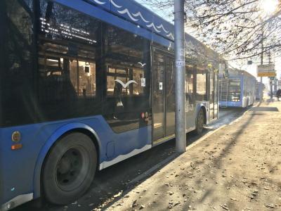 В Саратове из-за столкновения двух машин стоят троллейбусы