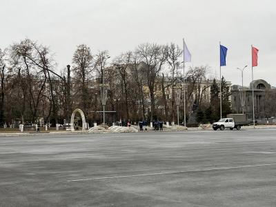 На Театральной площади закончили монтировать главную новогоднюю ель Саратова