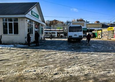 В Вольске местную автостанцию превратили в каток 
