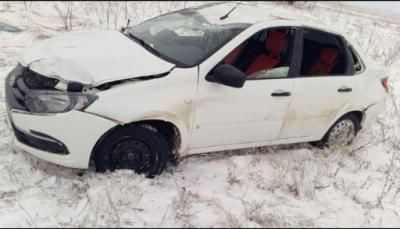 В Саратовской области молодой водитель опрокинул автомобиль и попал в больницу
