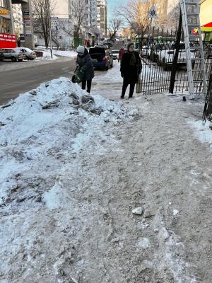 Ни разу не видевший уборки тротуар на 1-й Дачной сузили до 20 сантиметров