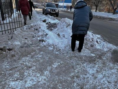 Ни разу не видевший уборки тротуар на 1-й Дачной сузили до 20 сантиметров