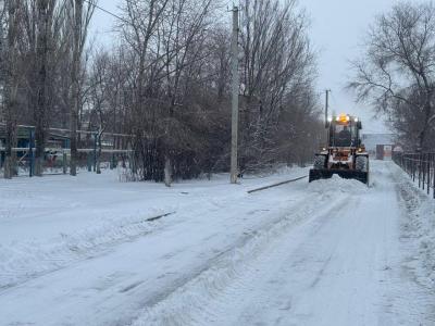 В Энгельсском районе активно продолжается уборка снега 