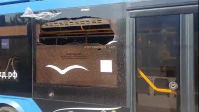 В Саратове на 1-й Дачной пьяный мужчина обиделся, что ему сделали замечание, и разбил окно троллейбуса