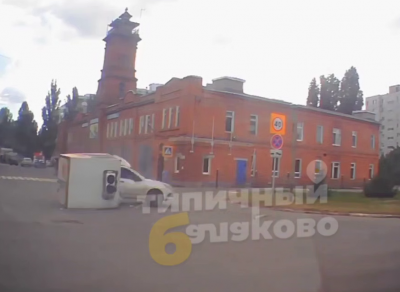 В Балаково перевернулся автофургон