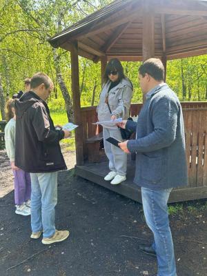 Саратовцы в лесу получили листовку и встретили инспектора на коне