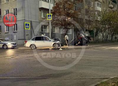 В центре Саратова столкнулись две машины. Одна перевернулась