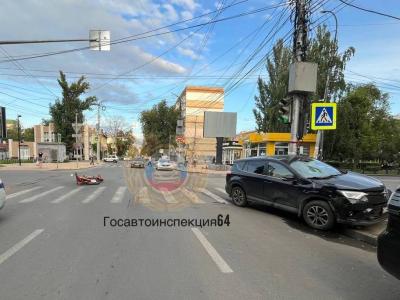 В Саратове в ДТП на Рахова пострадал мотоциклист