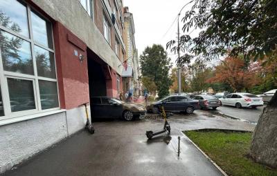 Самокатчик попал в больницу после столкновения с Lexus в центре Саратова