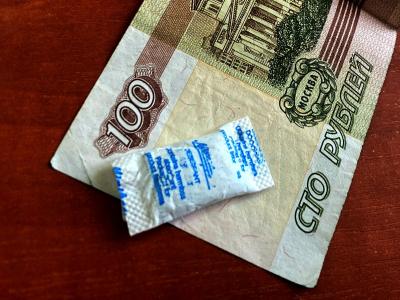 В поселке Тепличный в Саратове мужчина при виде полицейских выбросил сверток с наркотиками