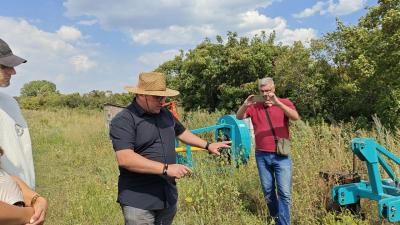 Журналистам в Саратове показали 10 гектаров виноградников с видом на десятиэтажки