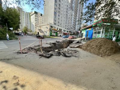В Саратове несовершеннолетние идут по краю котлована, который не закапывают больше месяца
