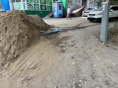 В Саратове несовершеннолетние идут по краю котлована, который не закапывают больше месяца