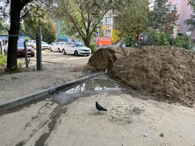 В Саратове несовершеннолетние идут по краю котлована, который не закапывают больше месяца