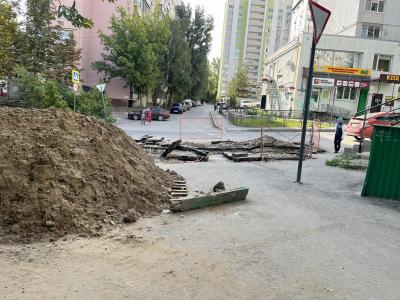 В Саратове несовершеннолетние идут по краю котлована, который не закапывают больше месяца