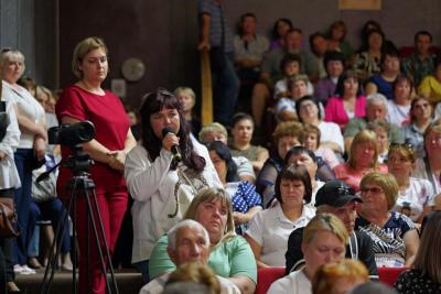 Губернатор обсудил с местными жителями планы развития Лысогорского района