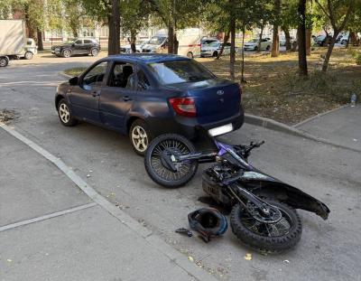 В Саратове на Дегтярной в аварии пострадал 18-летний мотоциклист