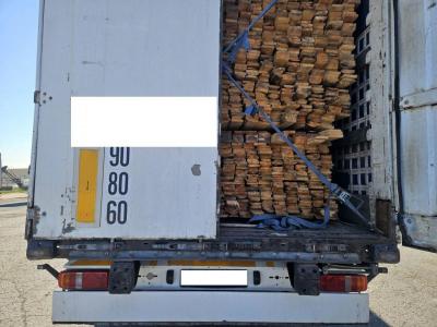 В Саратовской области Россельхознадзор задержал машину с сосновыми досками
