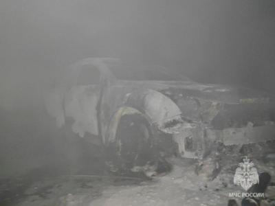 В центре Саратова сгорела легковушка