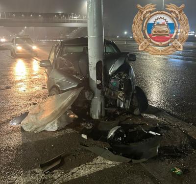 В Саратове автомобиль врезался в столб В Саратове автомобиль врезался в столб