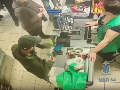 Житель Саратова нашел банковскую карту и накупил товаров в магазинах и аптеках