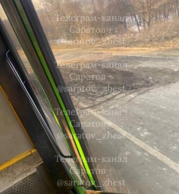 В Саратове из-за провала у железнодорожного переезда остановили автобусы