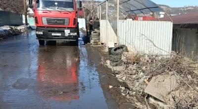 Саратовский регоператор напоминает автомобилистам о запрете оставлять шины на контейнерных площадках
