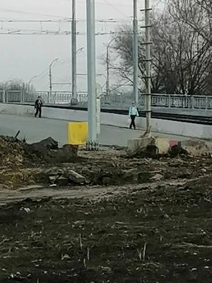 Саратовцы вынуждены ходить по дороге из-за отсутствия тротуара на Стрелке