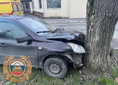 В Саратове на Тархова автомобиль врезался в дерево