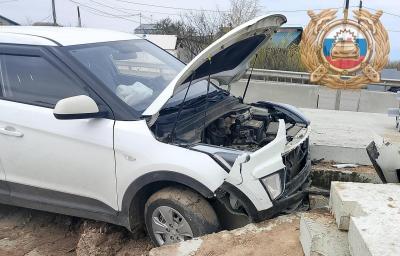 В Энгельсском районе водитель Hyundai протаранил бетонные блоки и попал в больницу
