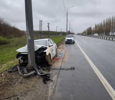 В Саратове Volkswagen врезался в столб