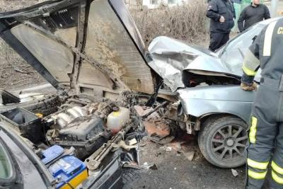 В Саратове двоих человек госпитализировали после столкновения трех машин