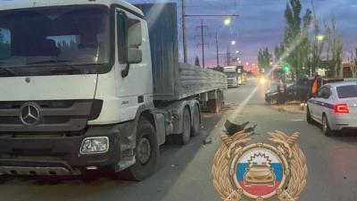 На Саратовском шоссе в Балаково KIA Cerato столкнулся с припаркованным Mercedes Benz Actros