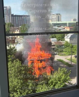 В Саратове горит двухэтажный дом на Соборной
