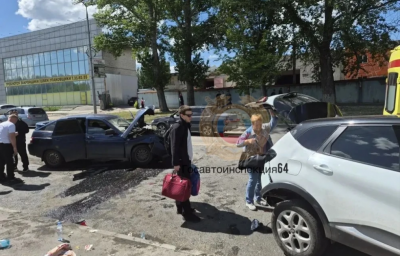 На Ново-Астраханском шоссе столкнулись ВАЗ и Renault