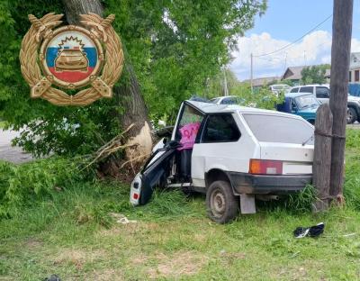 В Калининске за несколько часов случилось массовое ДТП и ВАЗ врезался в дерево
