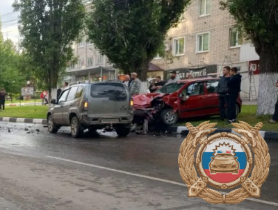 В Калининске за несколько часов случилось массовое ДТП и ВАЗ врезался в дерево