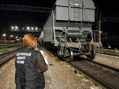 В Саратове 18-летний юноша забрался на вагон и получил смертельный удар током 