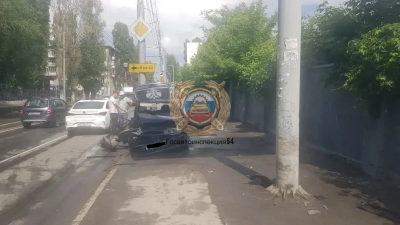 В Саратове на Чернышевского ВАЗ врезался в столб