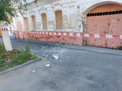 Рассыпающийся в центре Вольска исторический особняк уже 
